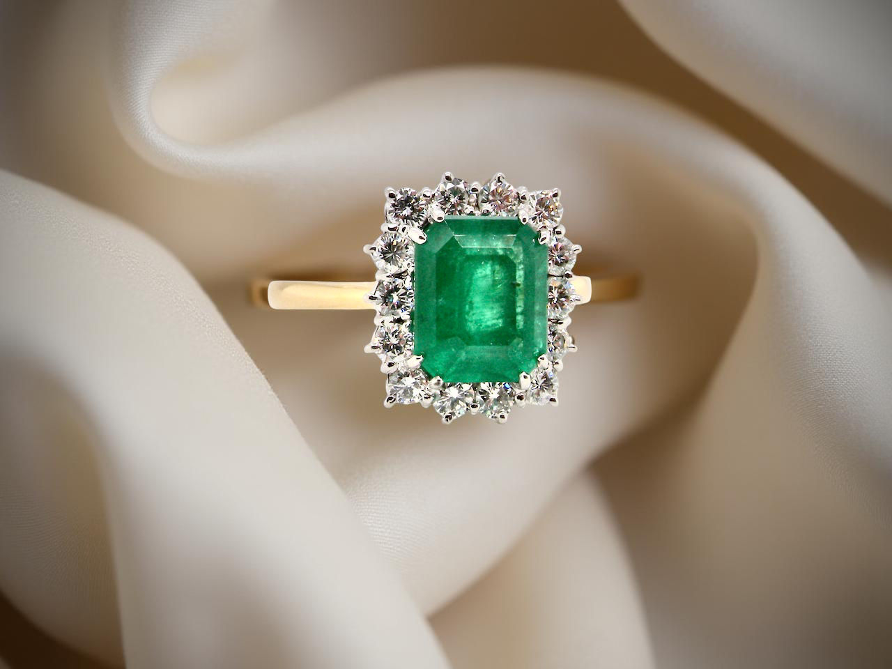 Vintage Emerald &amp; Diamond Cluster Ring – Timeless Elegance (c.1980s)