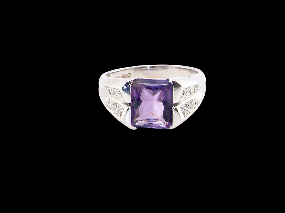  beautiful dress ring crafted in 14ct white gold (stamped 585), featuring a stunning rectangular-cut Tanzanite measuring approximately 9 x 7.5mm, 
