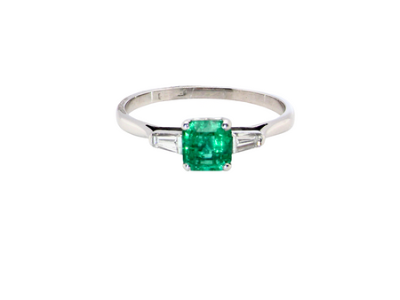 💚 A modern Emerald and Diamond ring