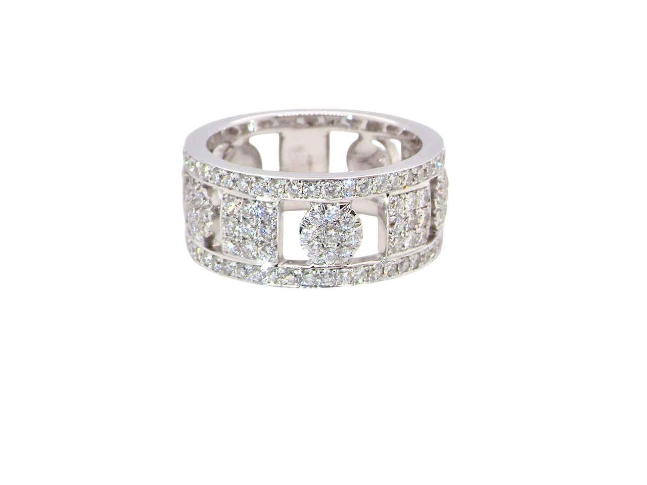  captivating design, this&nbsp;18-carat white gold band 