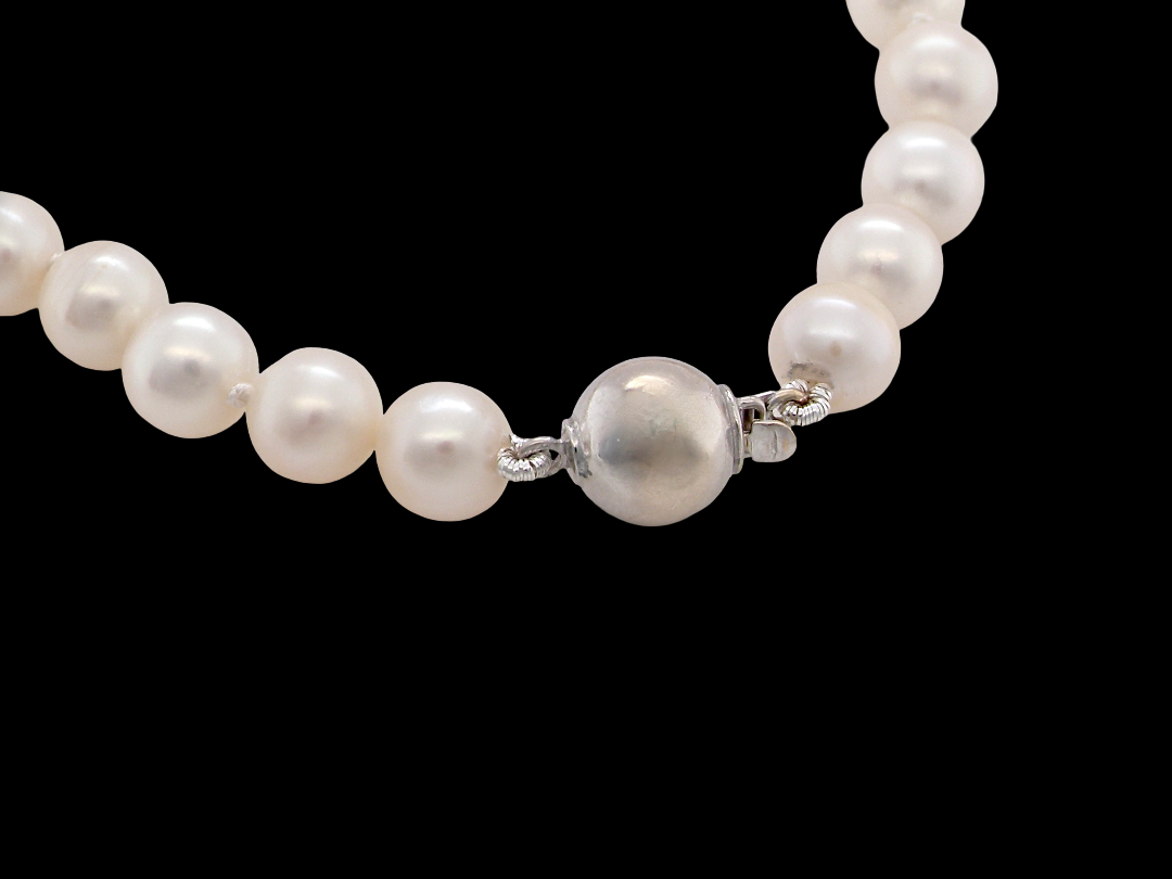 clasp A cultured pearl bracelet. High quality pearls, each 6.5mm, blister free, pink cream colour.
