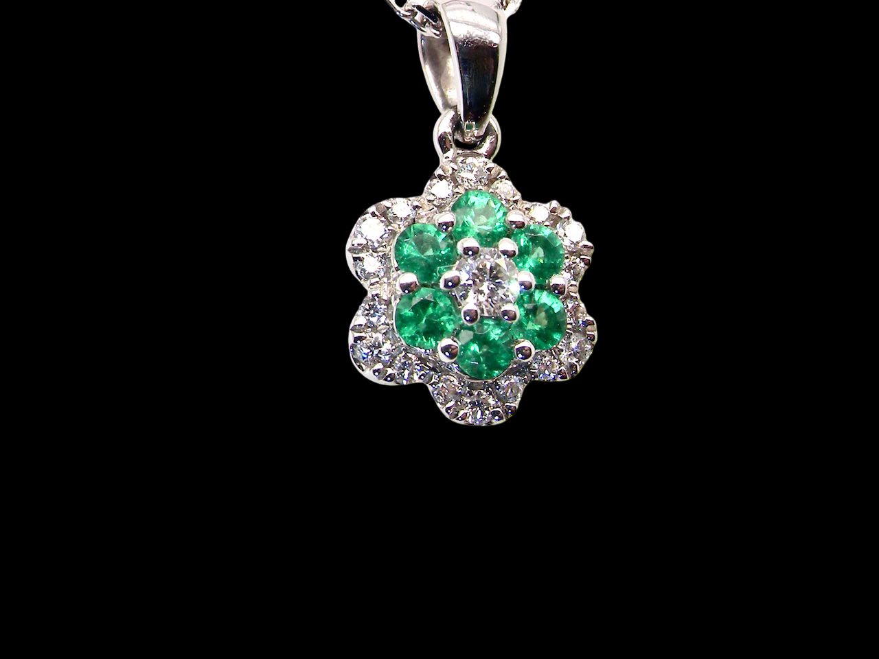 close view pretty 18 carat white gold daisy shaped pendant