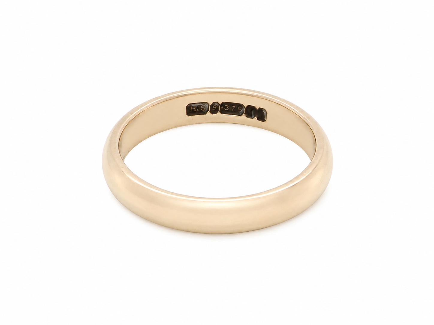 A simple yet highly traditional wedding . The D shape profile has been popular for decades and this ring at just under 4mm has a substantial weight of 3.8grams.

