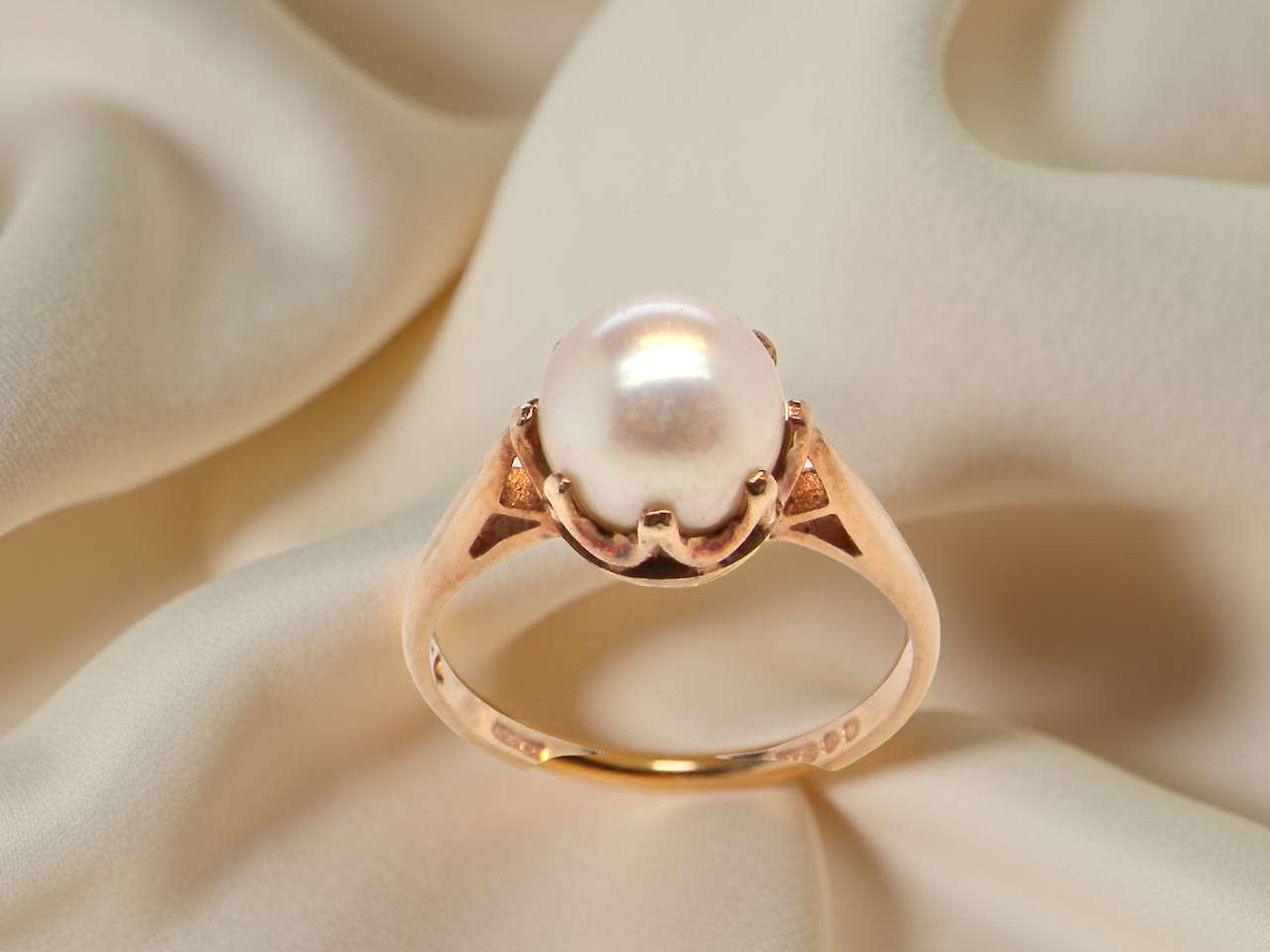 A vintage Pearl solitaire ring