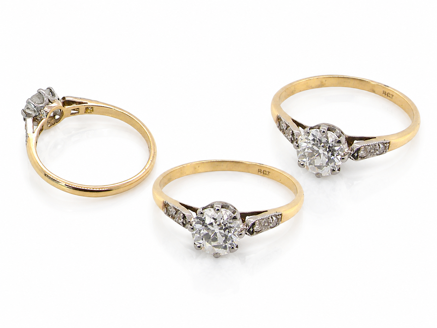 group A beautifully elegant vintage solitaire ring dating to the 1930s, showcasing a classic old brilliant-cut white diamond.

The centre diamond measures approximately 6.2mm 
