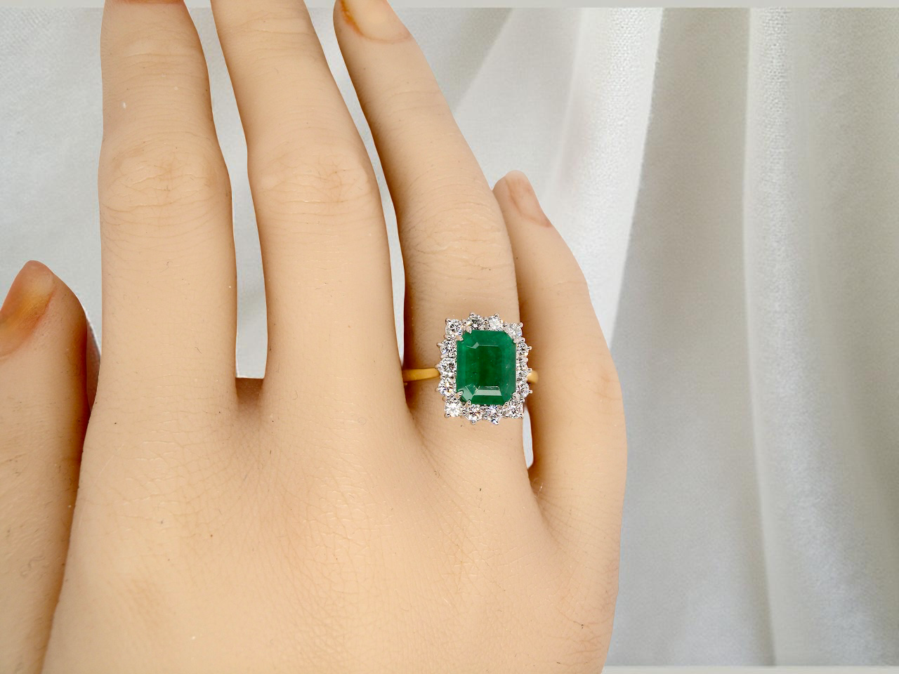 Vintage Emerald &amp; Diamond Cluster Ring – Timeless Elegance (c.1980s)