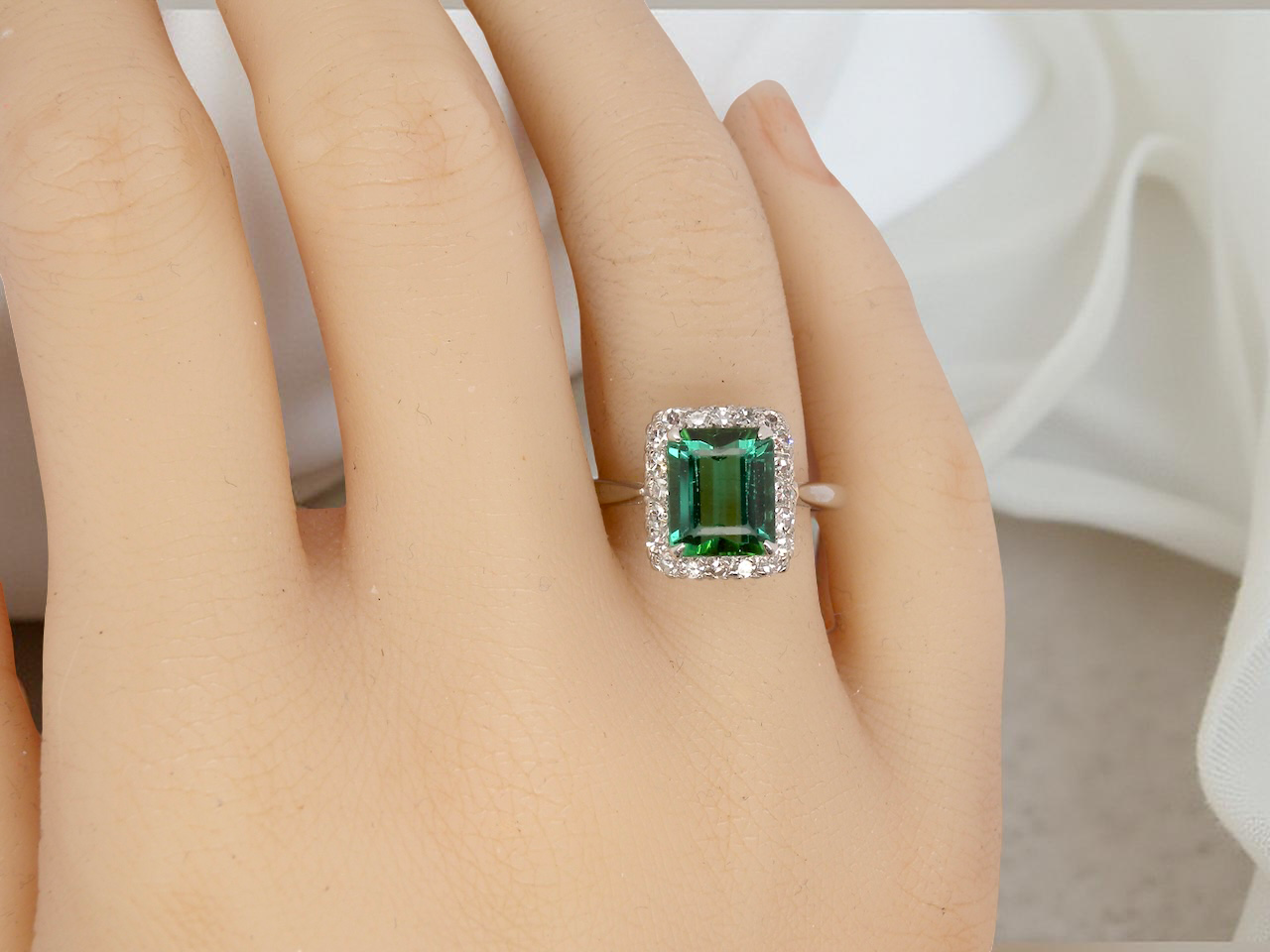 hand A fine Green Tourmaline and Diamond ring
