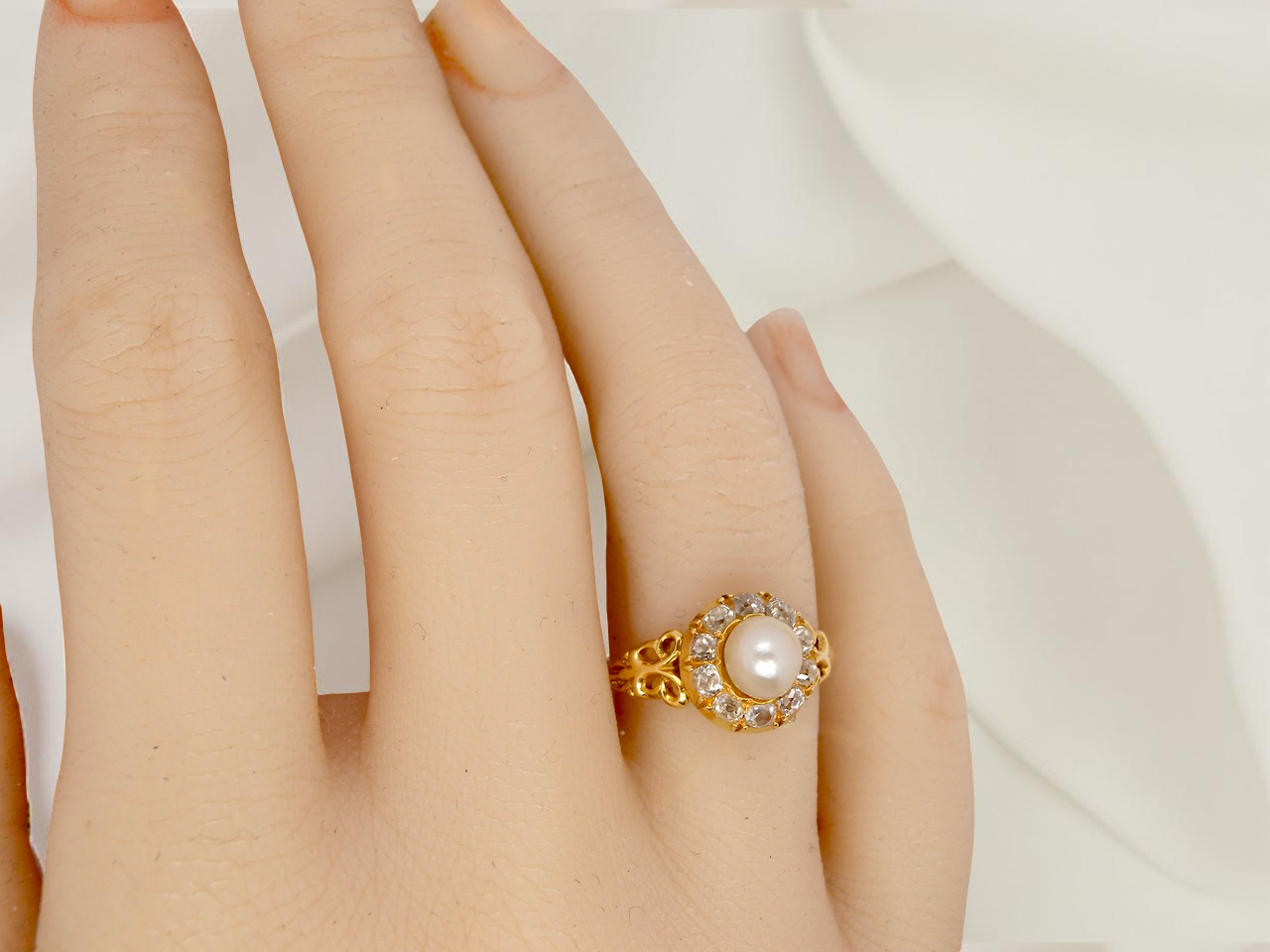 hand A very pretty cluster ring set with a central cultured pearl