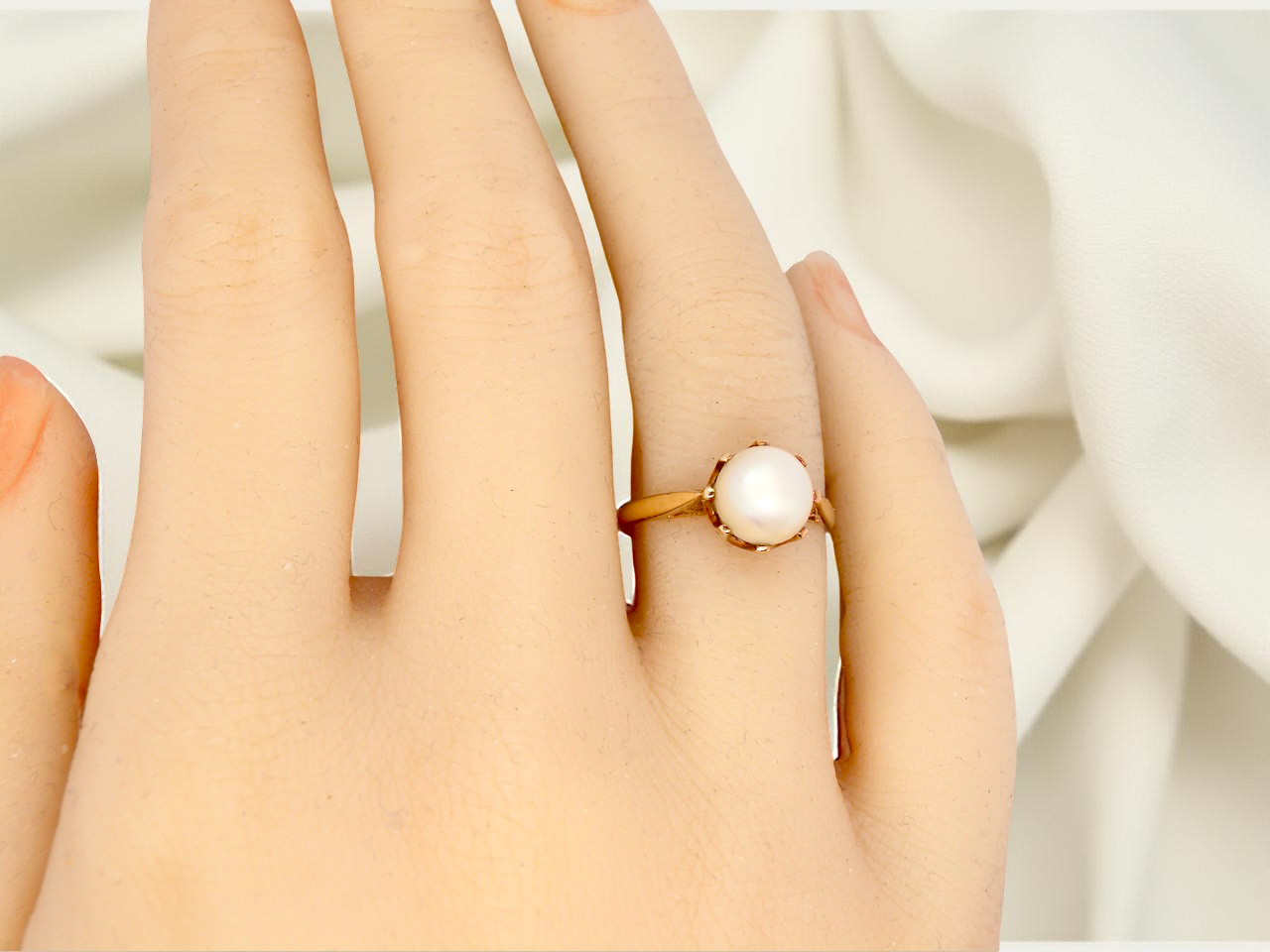 A vintage Pearl solitaire ring
