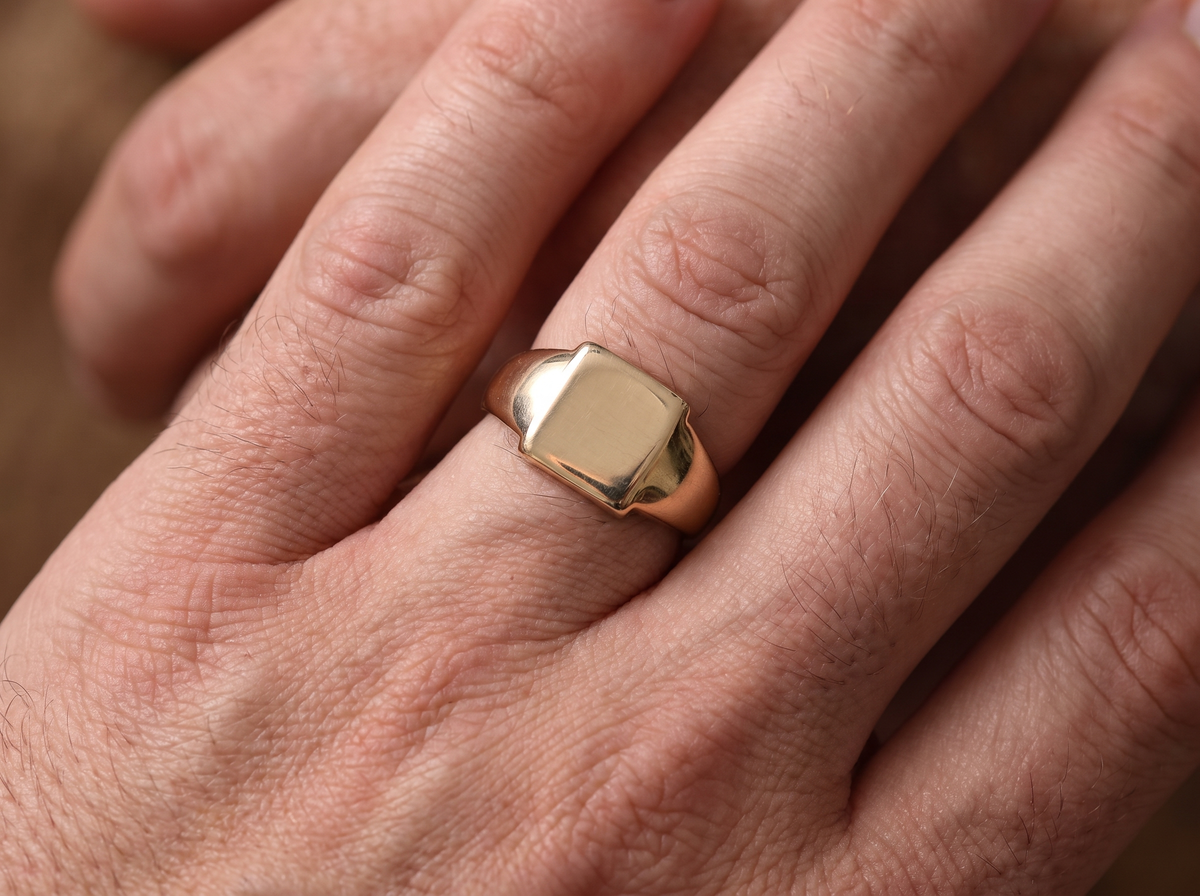hand A vintage gentleman's 9 carat gold signet ring. Polished square head, measures 11x11mm, weight 5 grams.&nbsp;