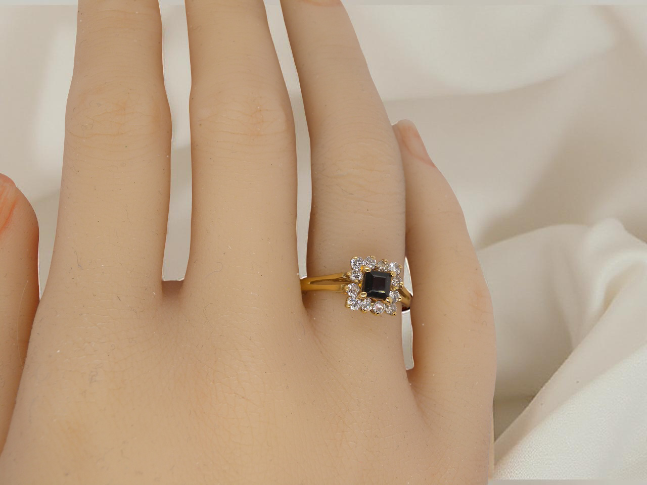An 18 carat Gold Sapphire and Diamond Cluster Ring (Hallmarked 1997)