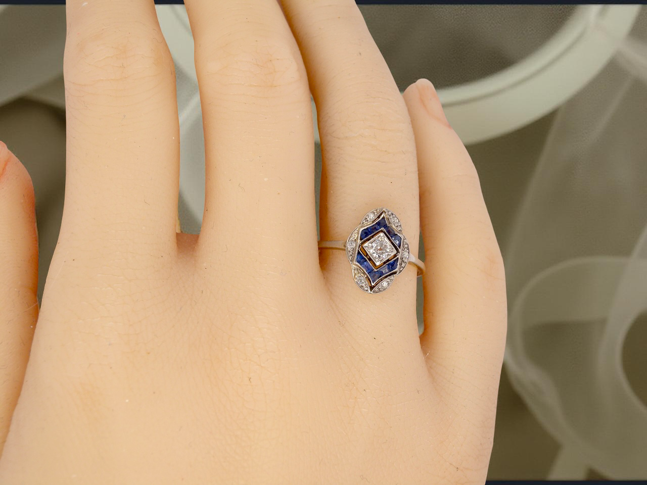  An Art Deco Diamond and Sapphire Cluster Ring (1920-1930) 