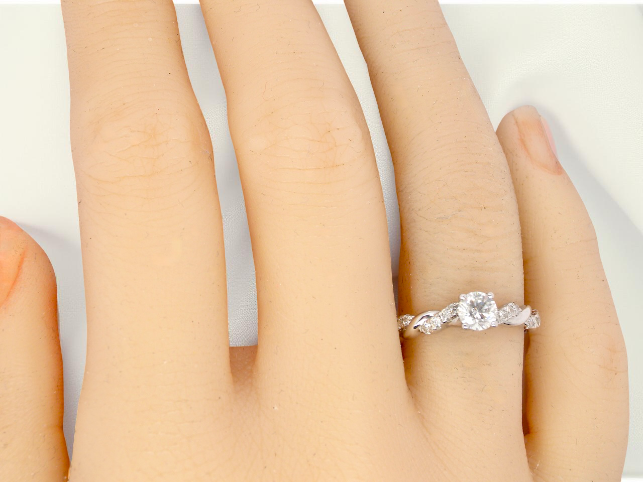 An Pretty 9 carat White Gold Diamond Solitaire Ring