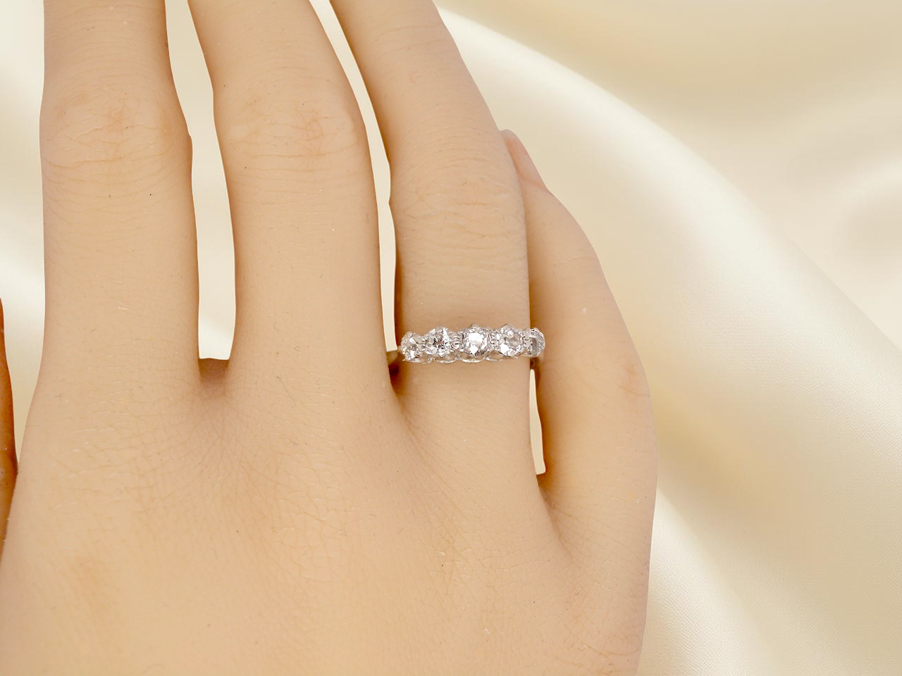 hand An elegant 18 carat white gold five-stone ring set with brilliant-cut white diamonds. The centre diamond measures 3.4mm, flanked by two 3.0mm stones and finished with 2.8mm diamonds at each end, creating a beautifully balanced graduated design.
