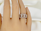 hand  captivating design, this&nbsp;18-carat white gold band 