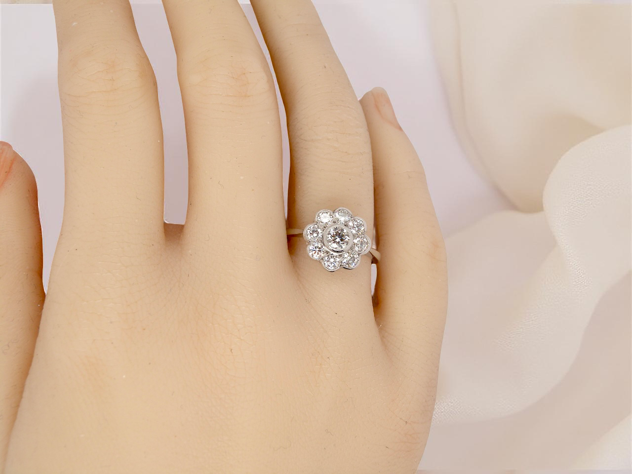hand elegant vintage cluster ring crafted in platinum* and set with a diamond centre stone,&nbsp;0.25ct