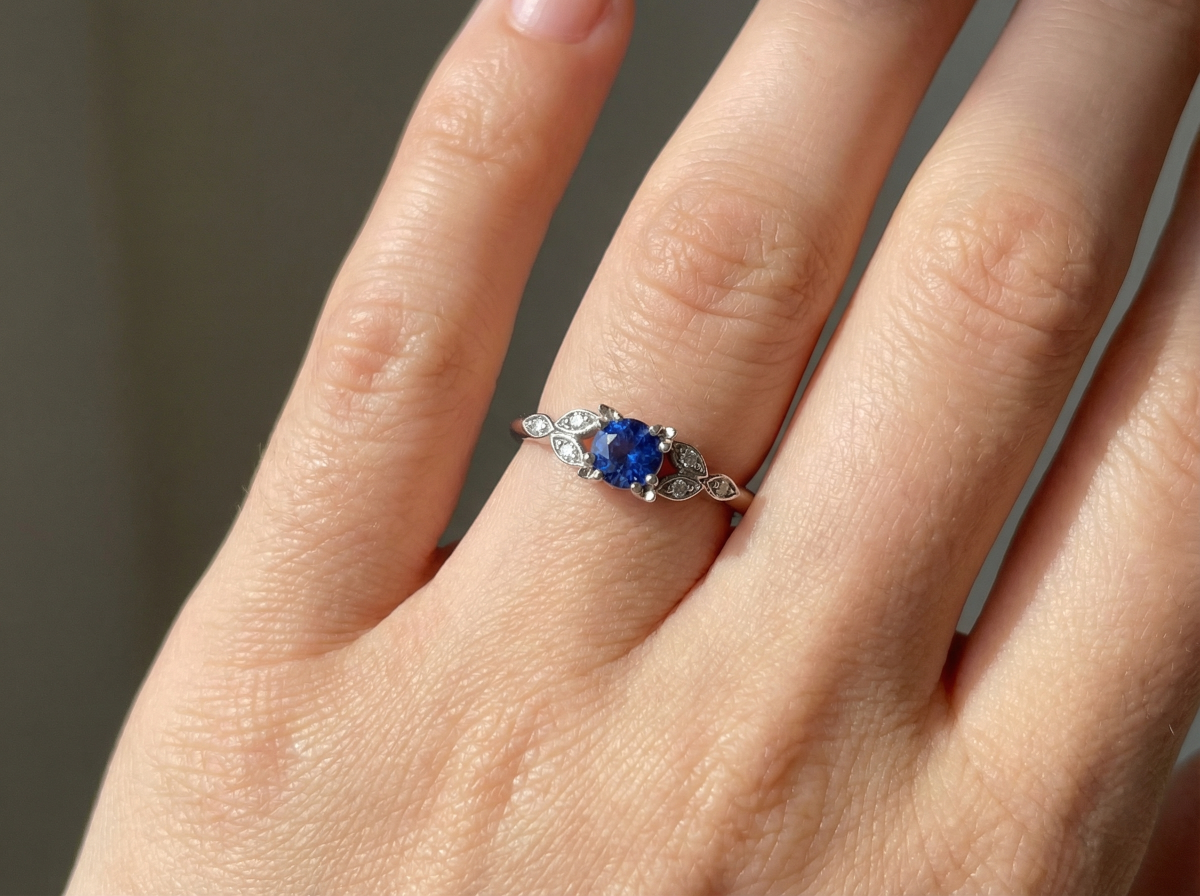 hand vintage style ring that features a round sapphire,