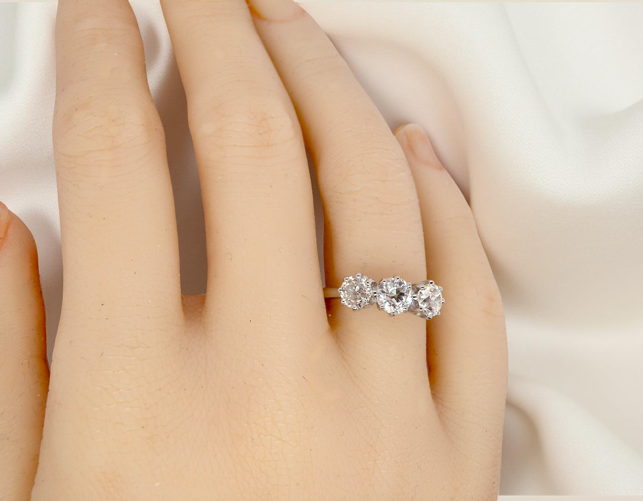 hand An ever-popular trilogy three-stone diamond ring, this beautiful example is in near-new condition 