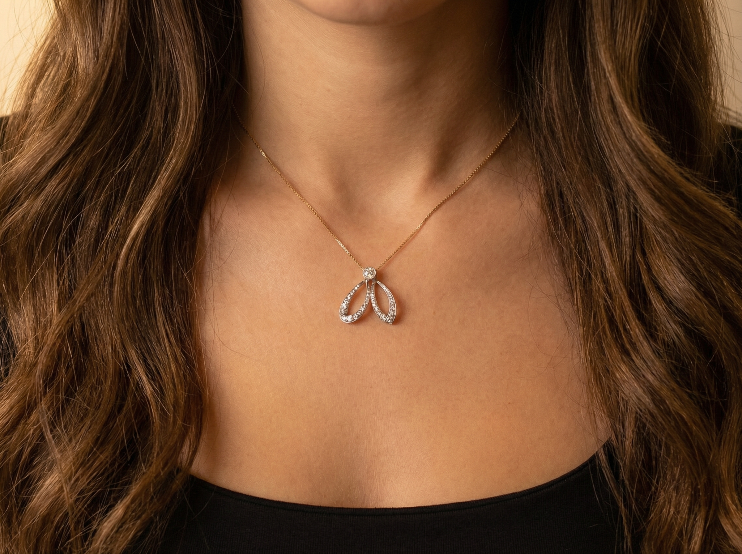 model An 18 carat yellow gold* pendant. Features many diamonds, shaped like a dragonfly with openwork wings.