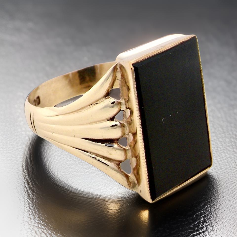 A black onyx  ring