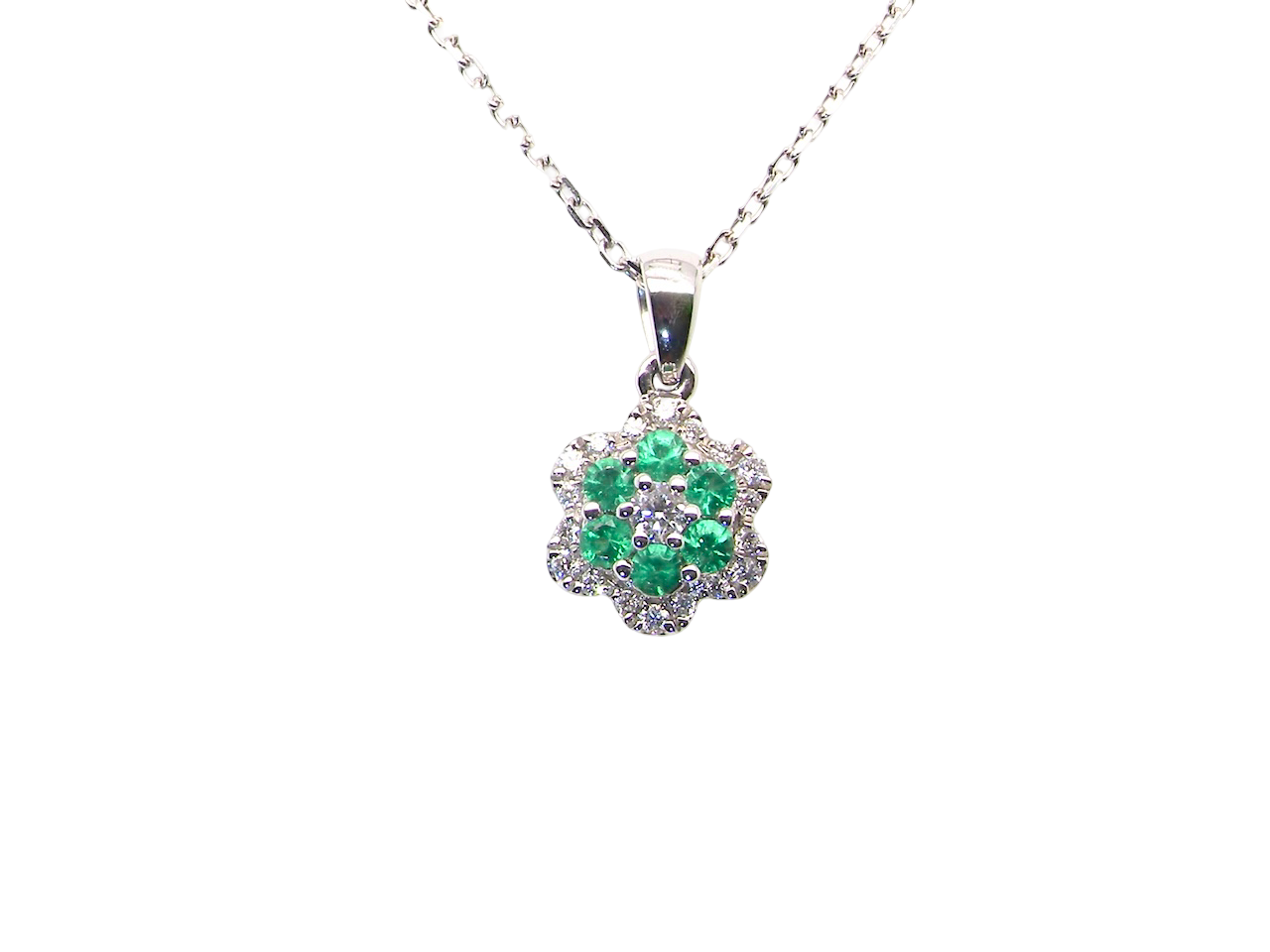 pretty 18 carat white gold daisy shaped pendant