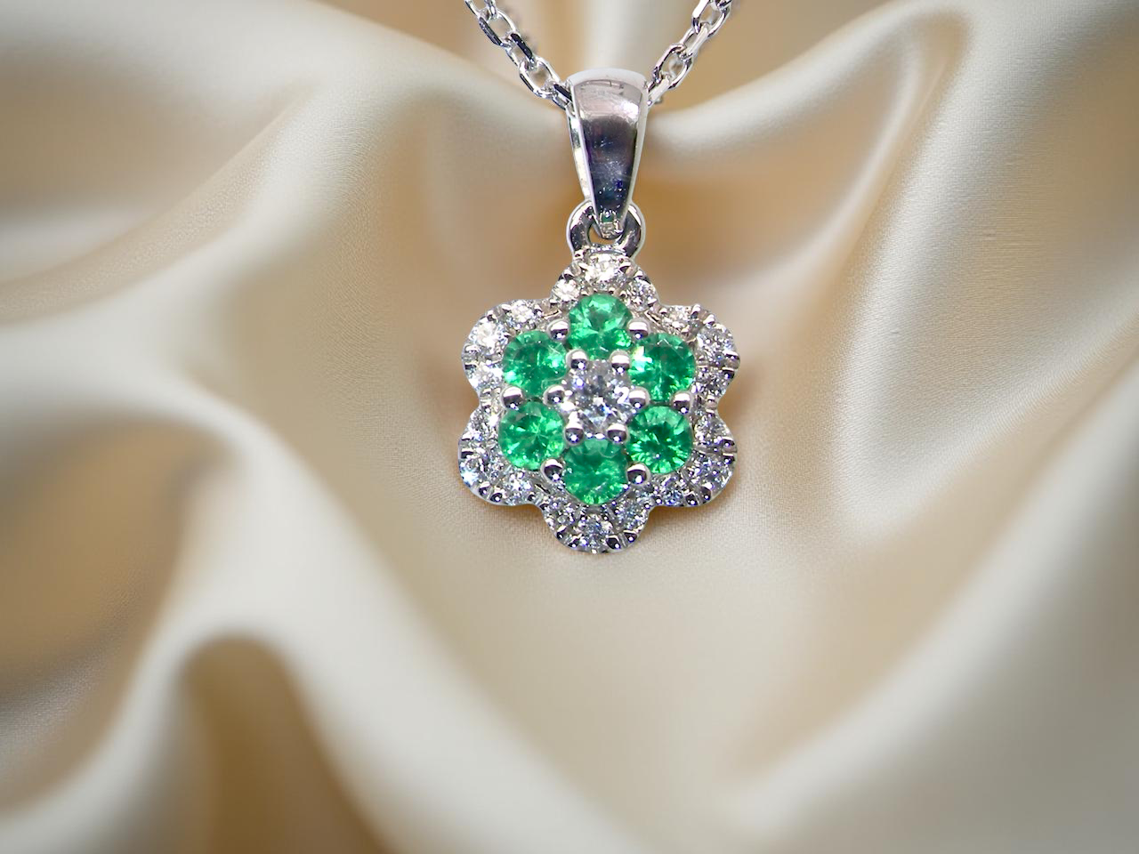 pretty 18 carat white gold daisy shaped pendant A