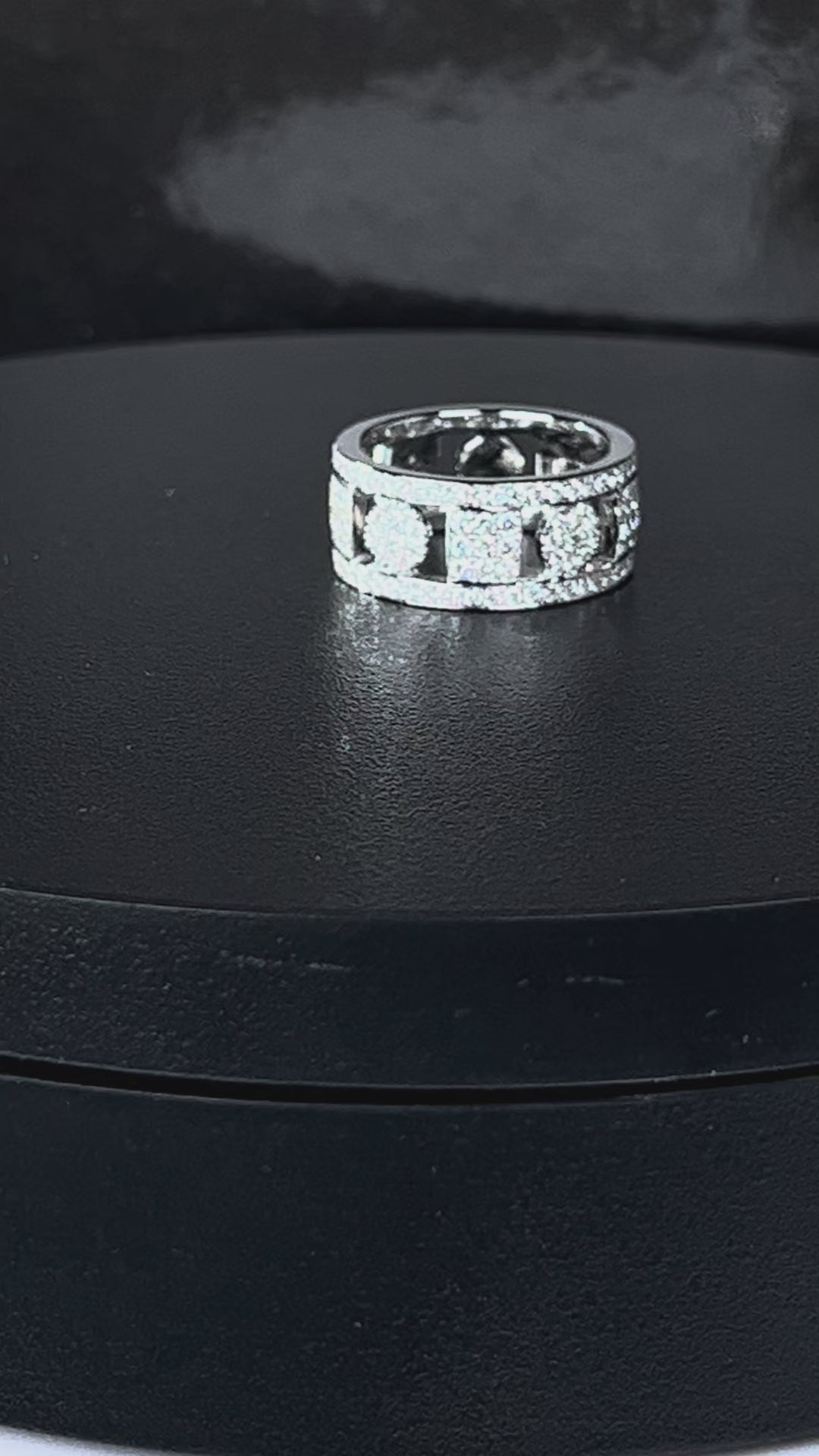 video  captivating design, this&nbsp;18-carat white gold band 
