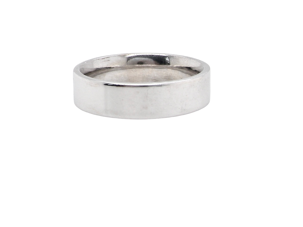 rear A classic 9 carat white gold ring with a timeless wedding-band style, equally suited to wear as a simple diamond dress ring. 