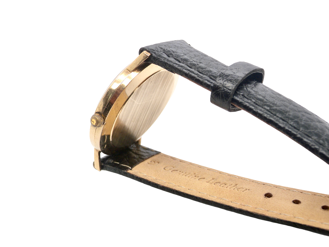 rear A gentleman's 9 carat gold wrist watch. Plain white dial with roman numerals, sweep seconds hand, and a calendar date window.

Case measures 32mm. Quartz movement. Signed by Rotary.
