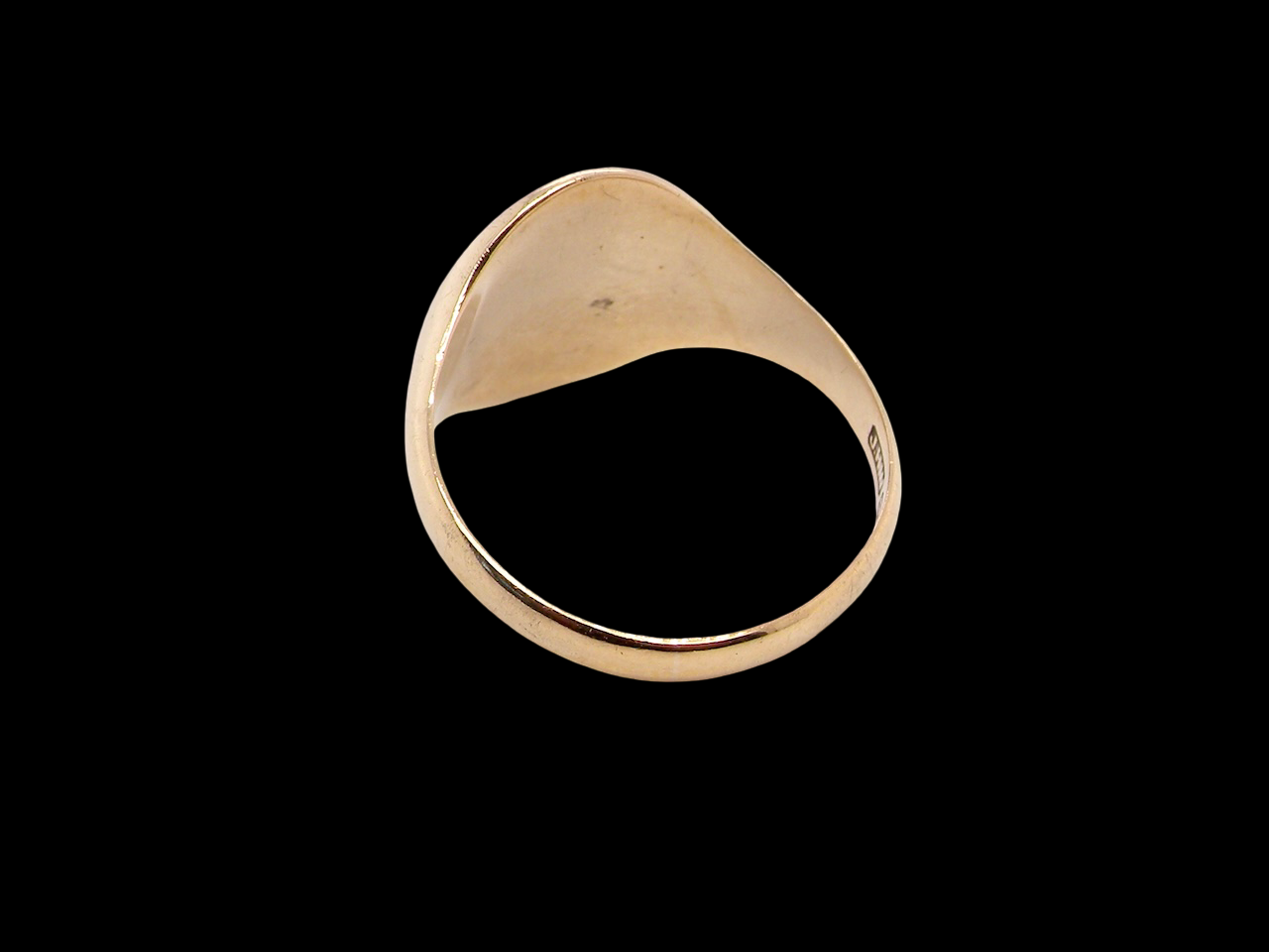 rear A gentlemans 9 carat gold signet ring. The head is oval with a slight pattern to the outer edges.&nbsp;