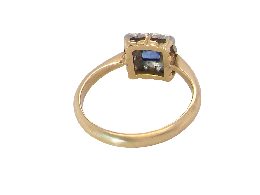 rear A pretty square cluster ring. Features to the centre a cornflower blue square sapphire, 4x4mm (est 0.30 carats) mille grain set.

Complimented by a halo of twelve x 1.5 mm single cut white diamonds 