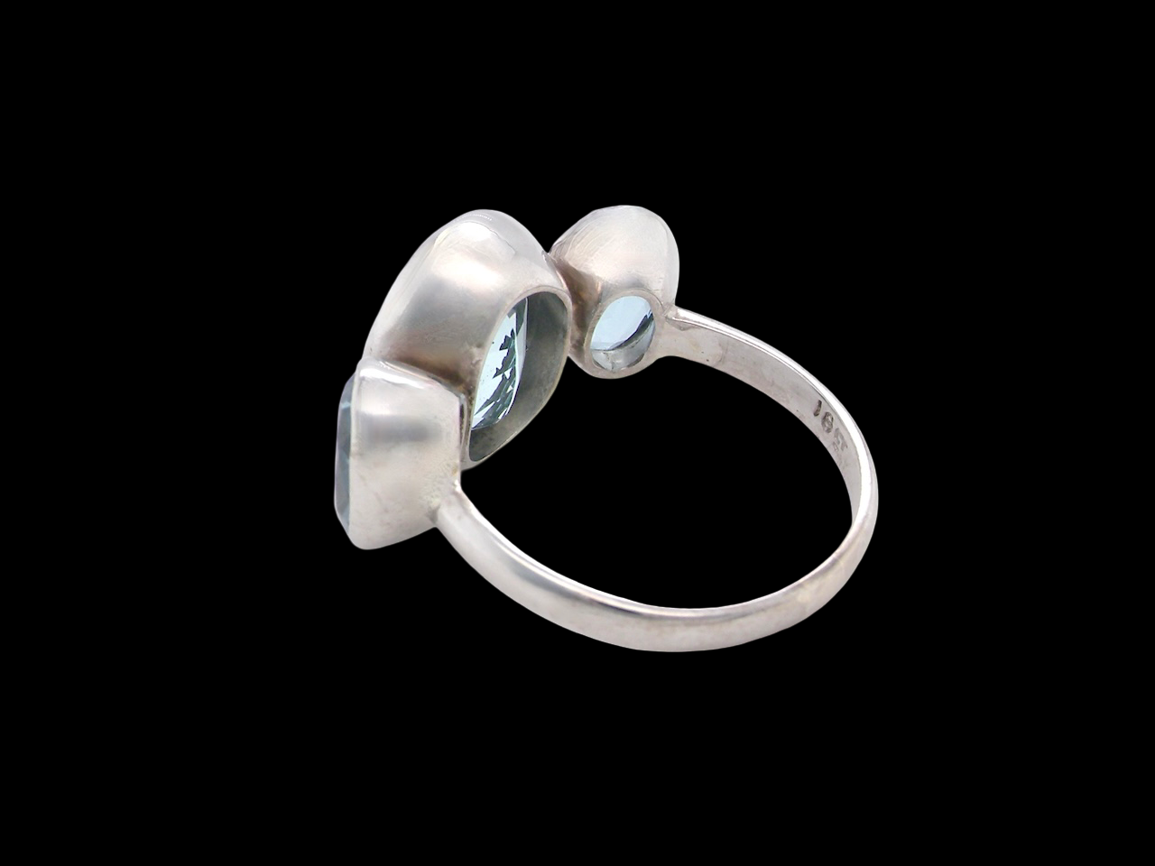 A stunning Aquamarine dress ring