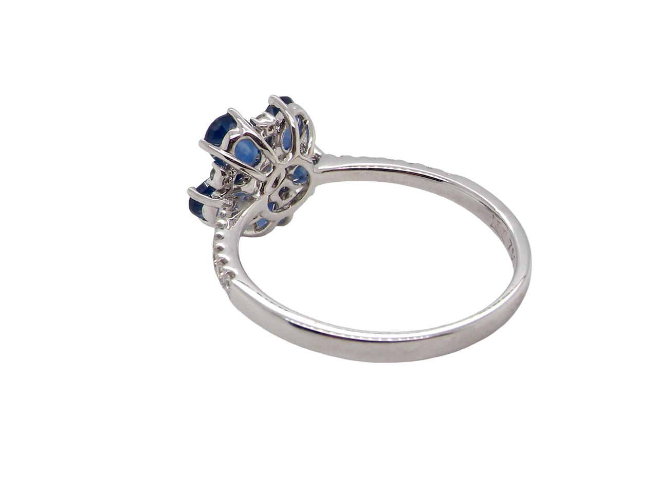 rear A very pretty cluster ring. Features six cornflower blue oval cut sapphires