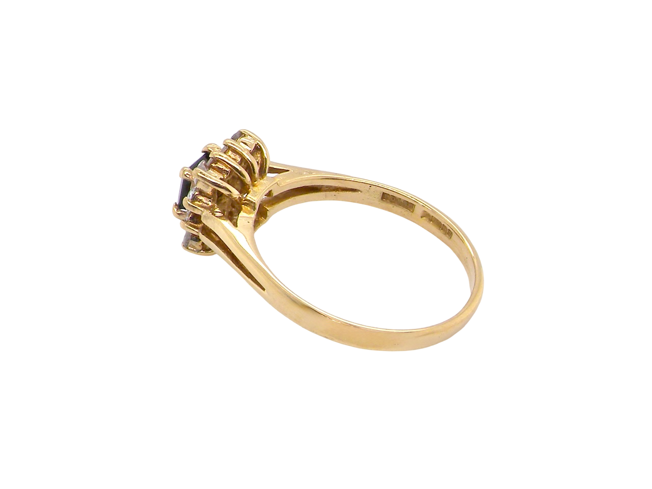 An 18 carat Gold Sapphire and Diamond Cluster Ring (Hallmarked 1997)