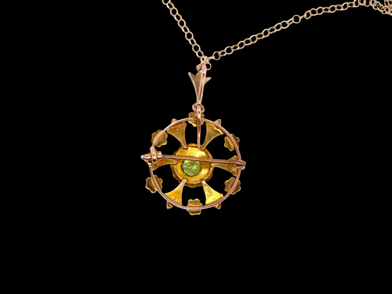 rear This exquisite piece features a&nbsp;6mm peridot at its centre, framed by a delicate border of fine seed pearls.
