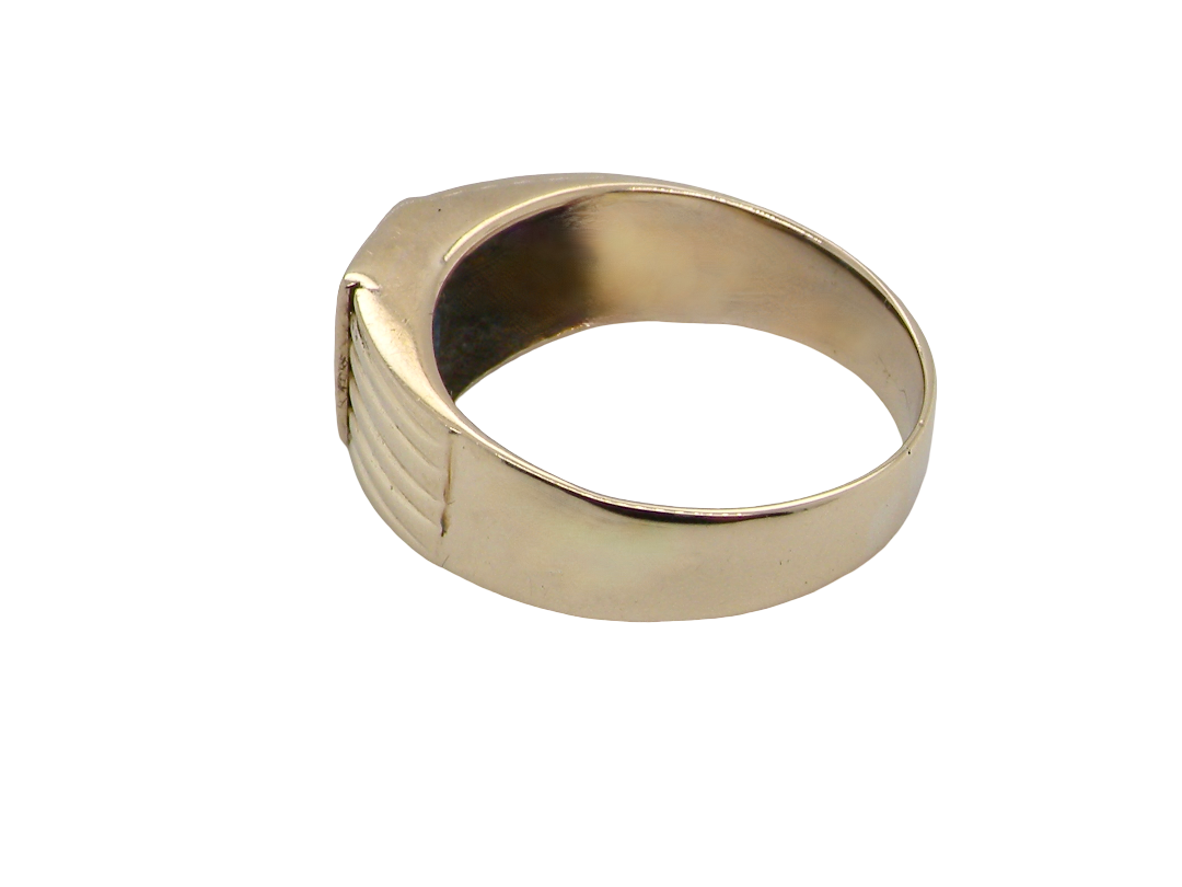 reverse A solitaire dress ring that features an oval cut dark blue sapphire, 6x5mm. Wide ribbed patterned shoulders, 7mm width and tapering to a 3.8mm shank at the reverse.