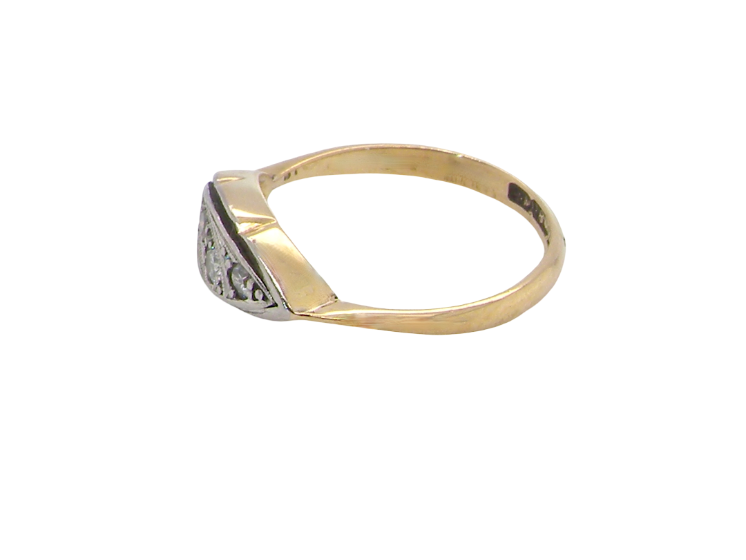 A charming&nbsp; early 20th century diamond ring, featuring a beautifully proportioned navette-shaped head, 