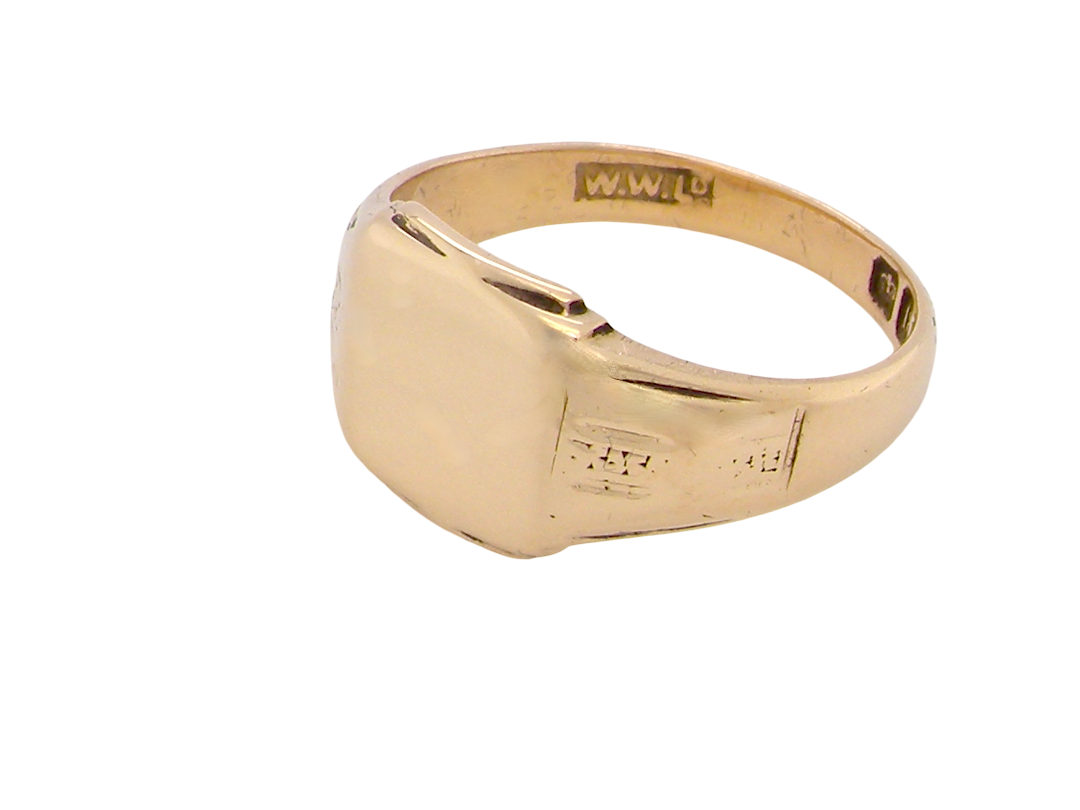 side A gentleman's 18 carat gold signet ring. Cushion shaped head, plain and suitable for engraving, measures 11x11mm. Weight 7.2 grams.&nbsp;