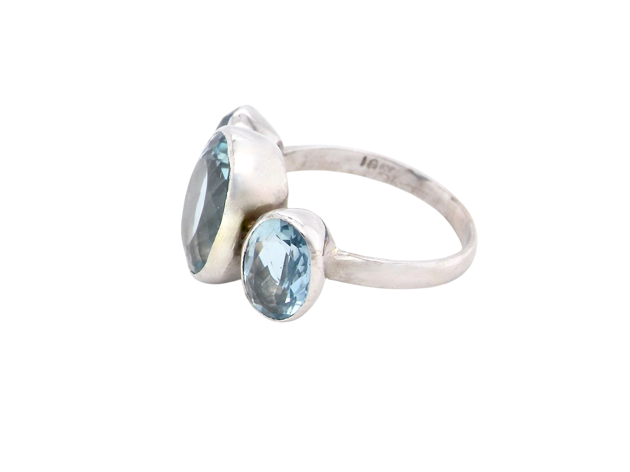 A stunning Aquamarine dress ring