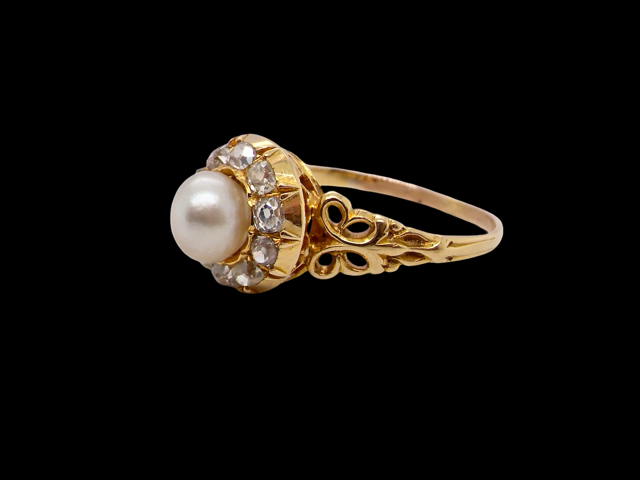 side A very pretty cluster ring set with a central cultured pearl