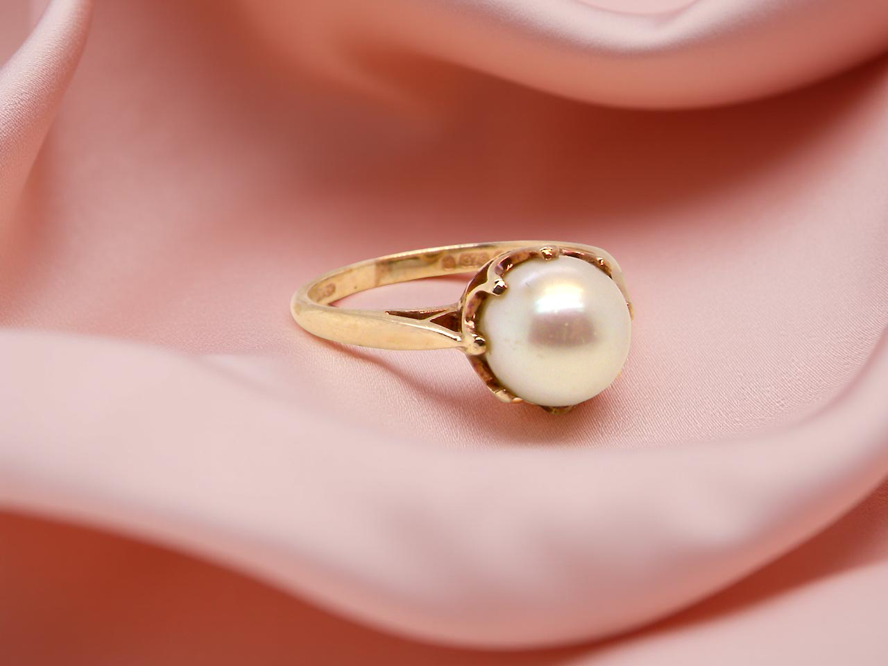 A vintage Pearl solitaire ring