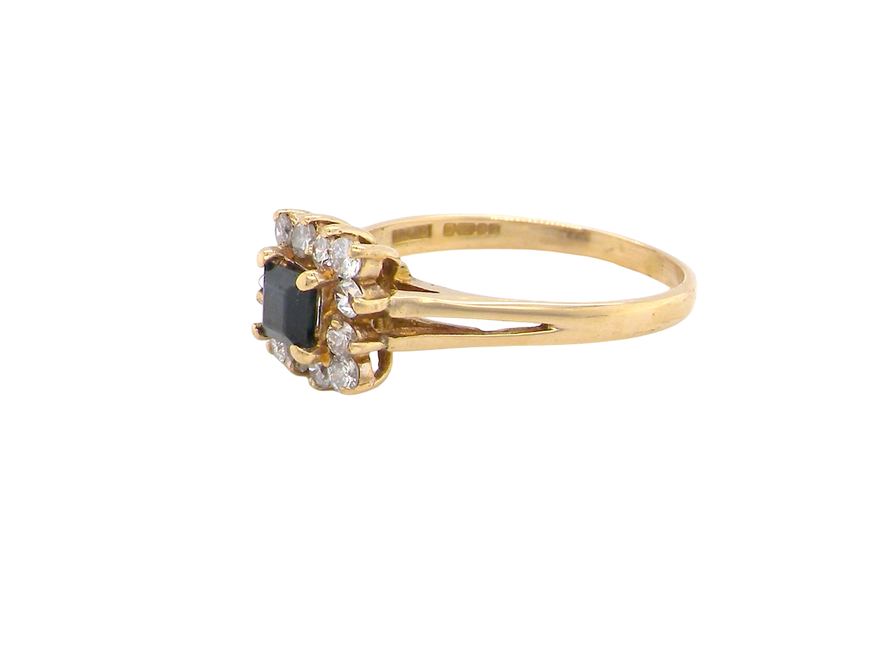 An 18 carat Gold Sapphire and Diamond Cluster Ring (Hallmarked 1997)