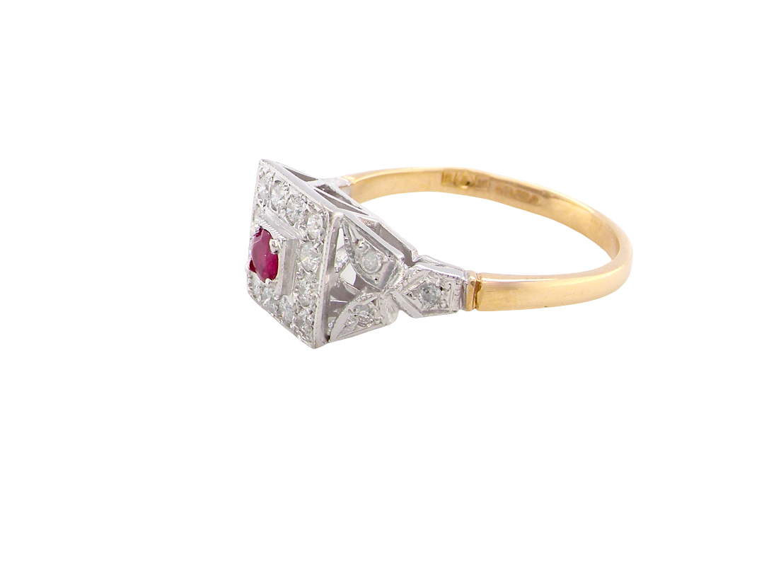 side An 18 carat gold square cluster that features to the centre a round ruby and an outer halo of brilliant cut white diamonds.
