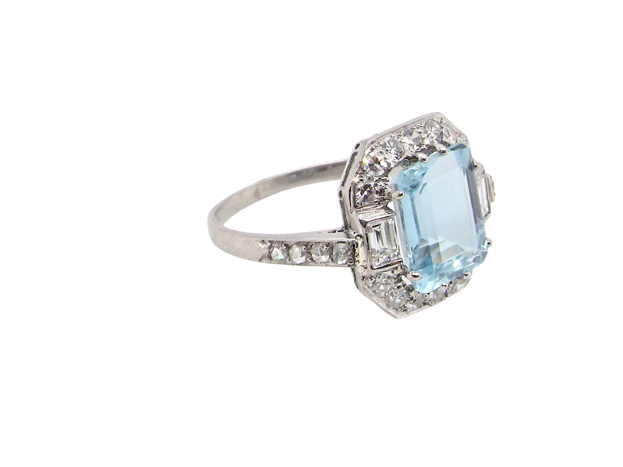 side An elegant French Art Deco cluster ring in platinum (tests as), dating to circa 1930–1940 and bearing French control marks.