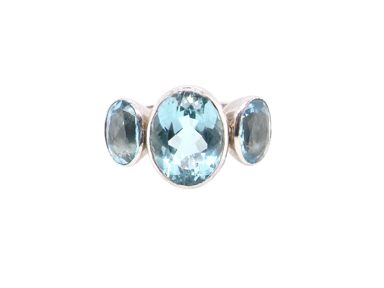A stunning Aquamarine dress ring
