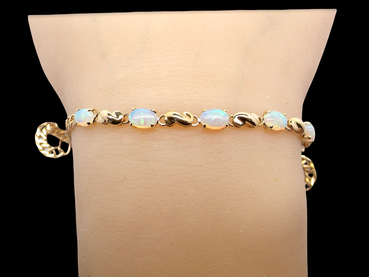 A pretty opal bracelet