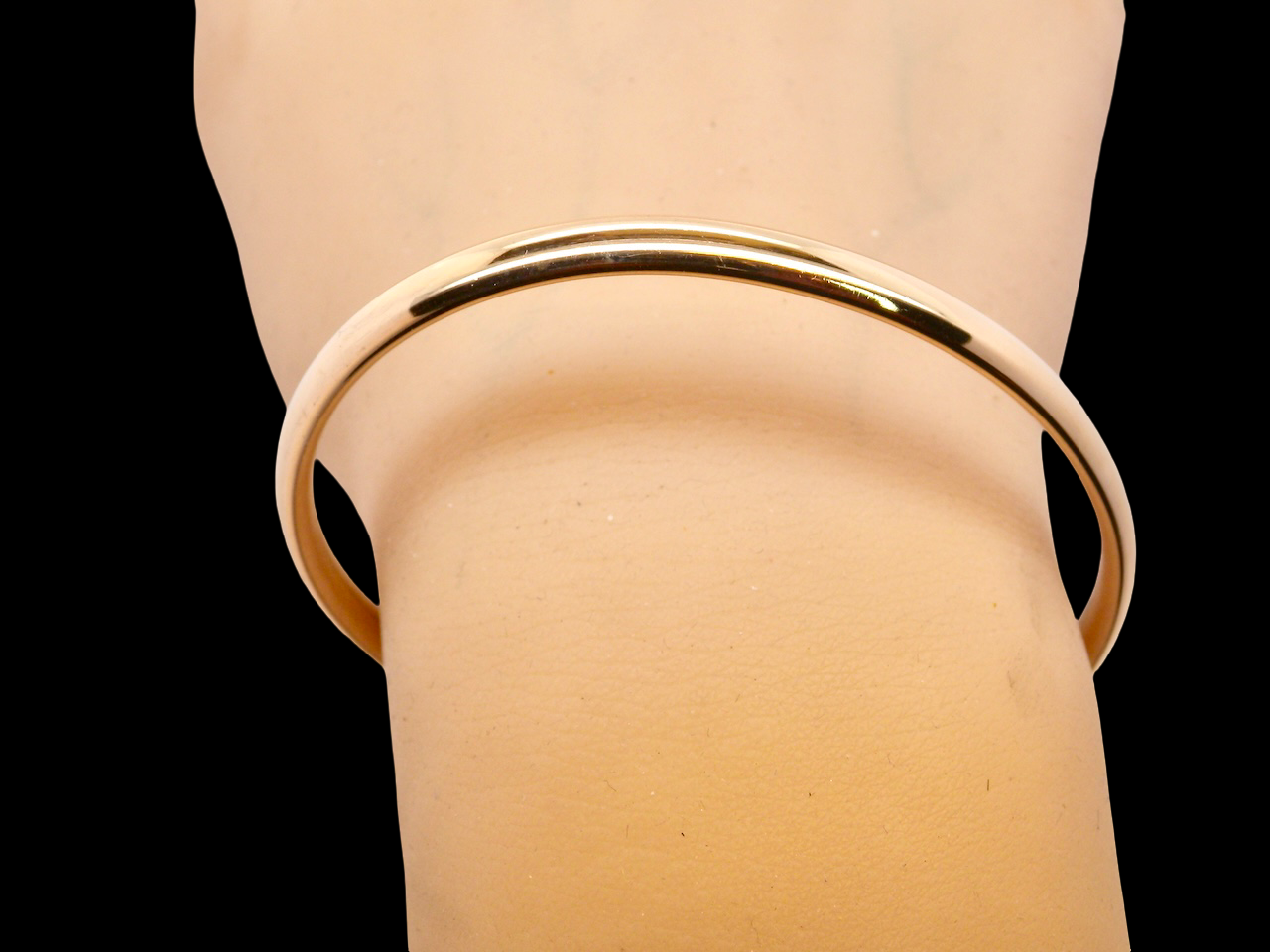 wrist view A beautifully crafted 9-carat gold bangle